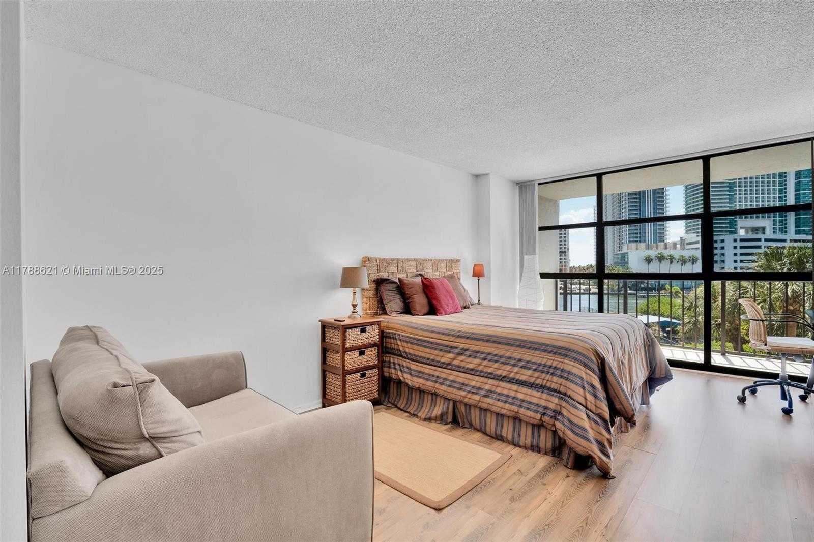 Small Image of 600 PARKVIEW DR #422(+DEN), Hallandale Beach Number 4