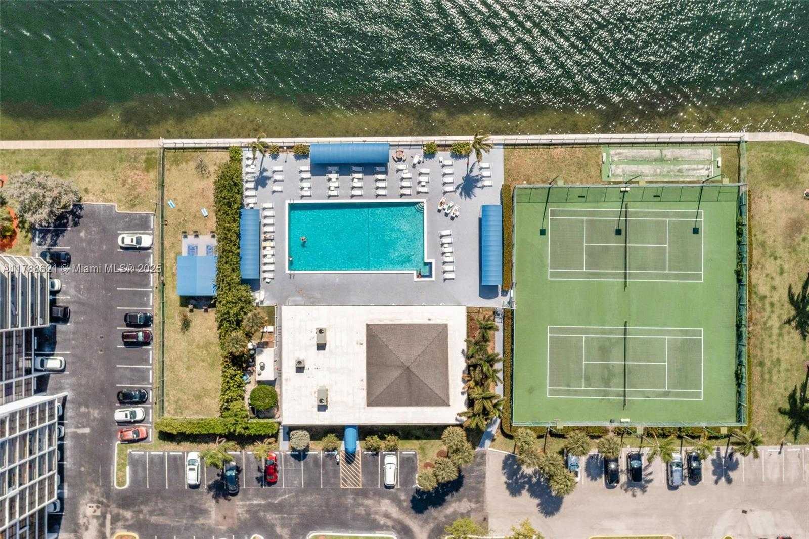 Small Image of 600 PARKVIEW DR #422(+DEN), Hallandale Beach Number 5
