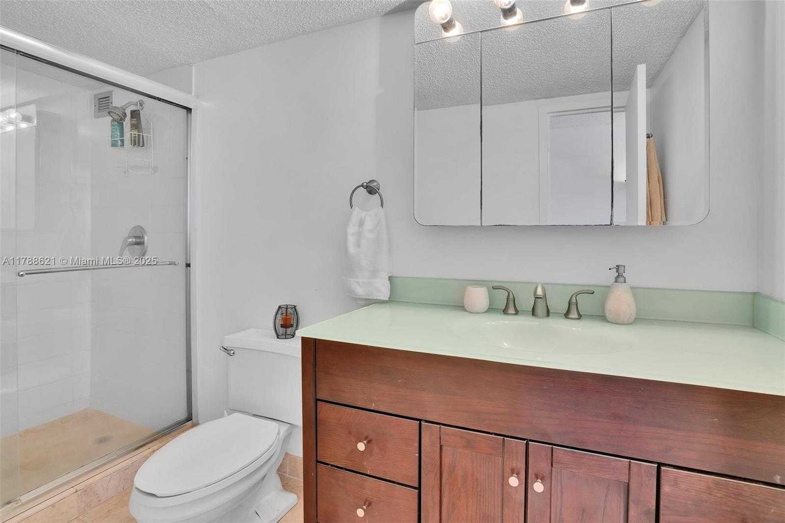 Small Image of 600 PARKVIEW DR #422(+DEN), Hallandale Beach Number 6