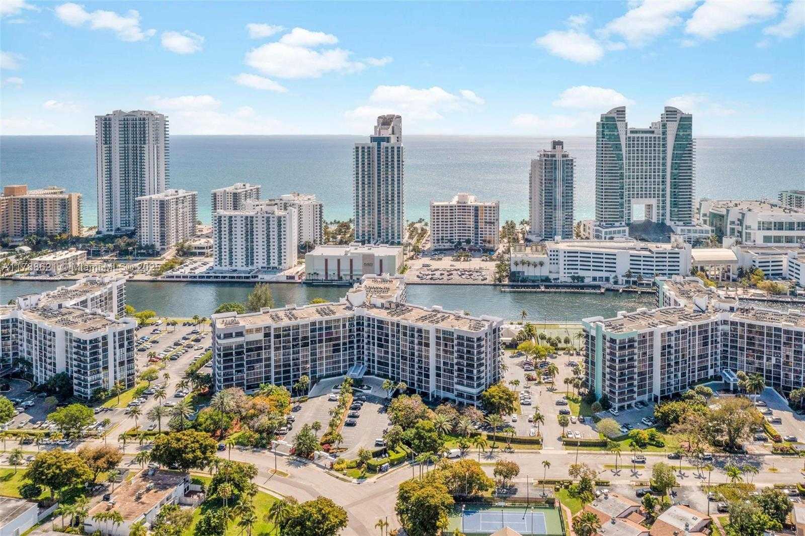 Small Image of 600 PARKVIEW DR #422(+DEN), Hallandale Beach Number 8
