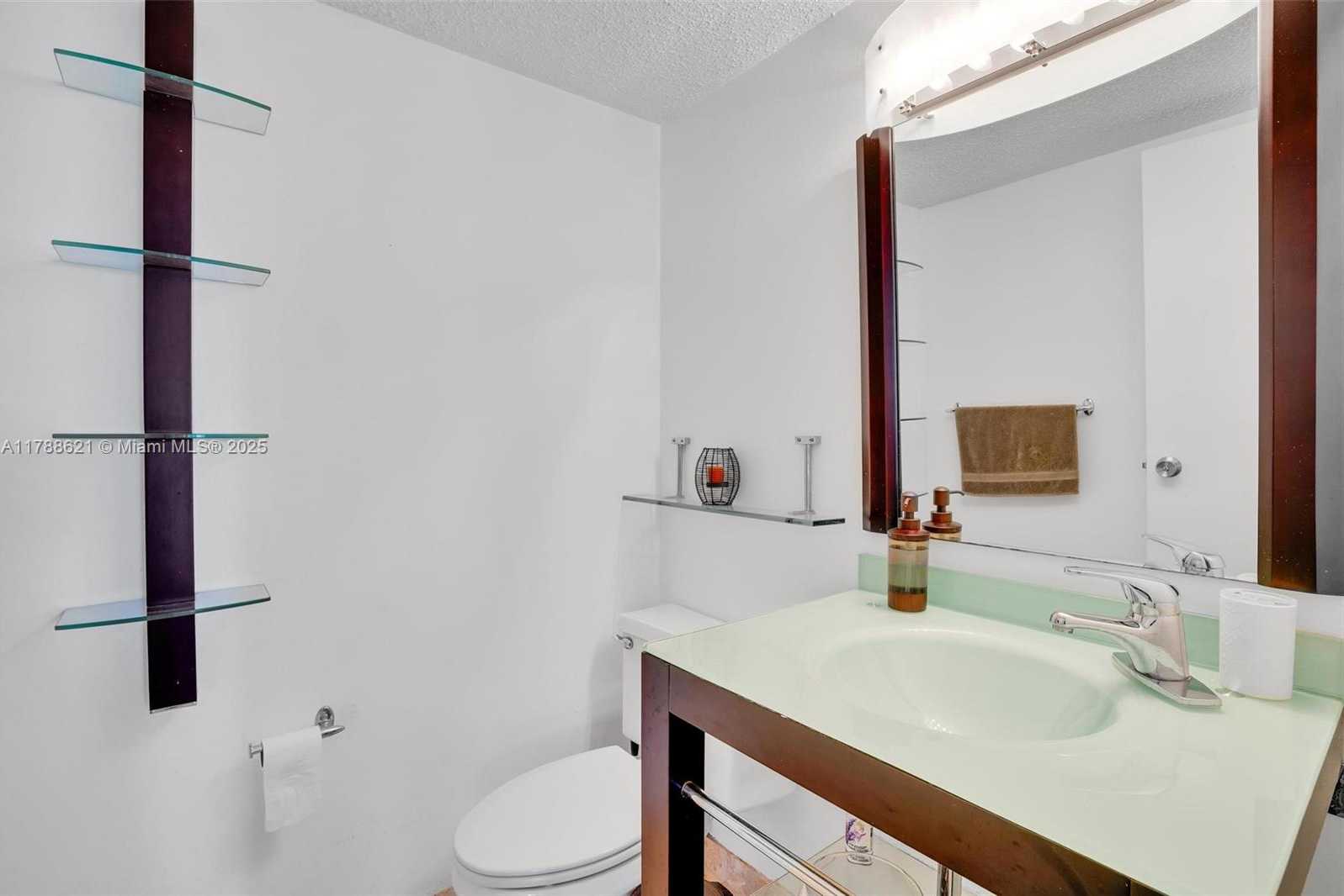 Small Image of 600 PARKVIEW DR #422(+DEN), Hallandale Beach Number 9