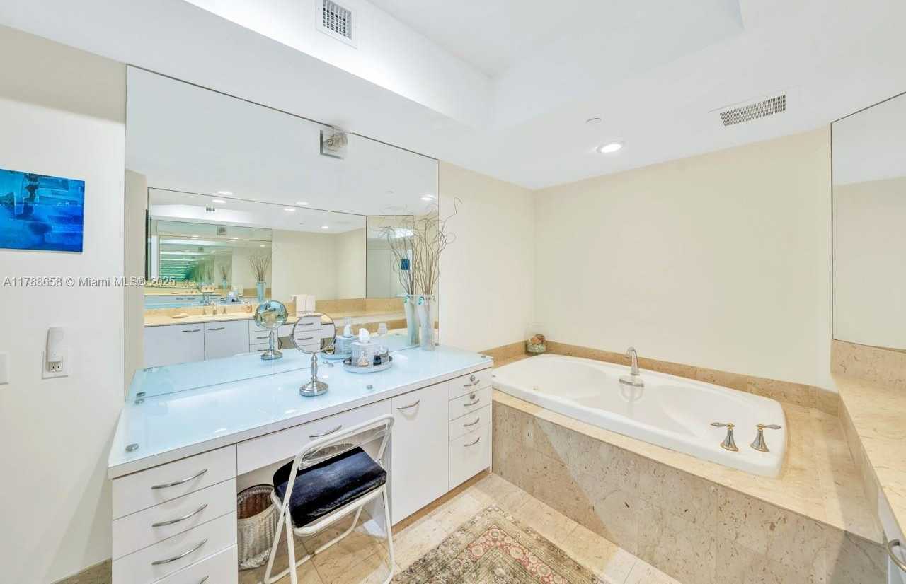 Small Image of 21200 POINT PL #1901, Aventura Number 22