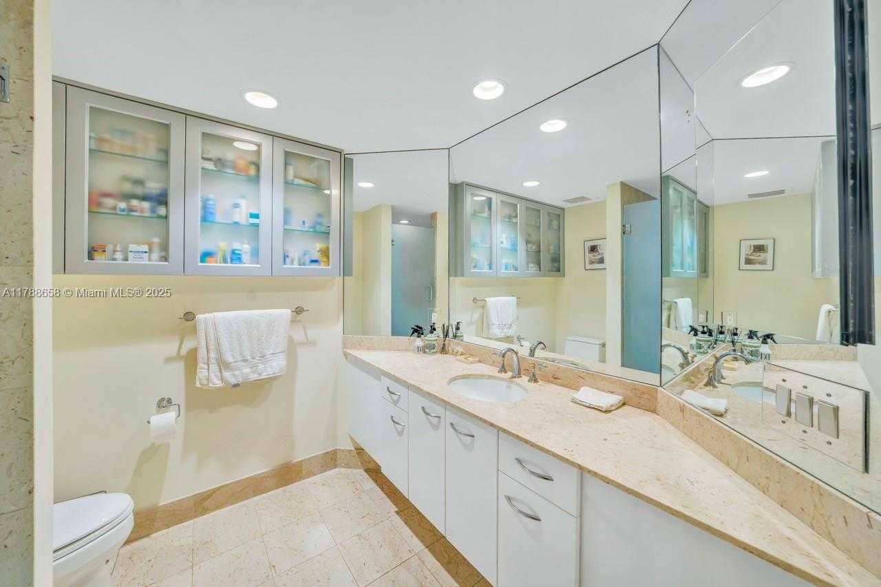 Small Image of 21200 POINT PL #1901, Aventura Number 23