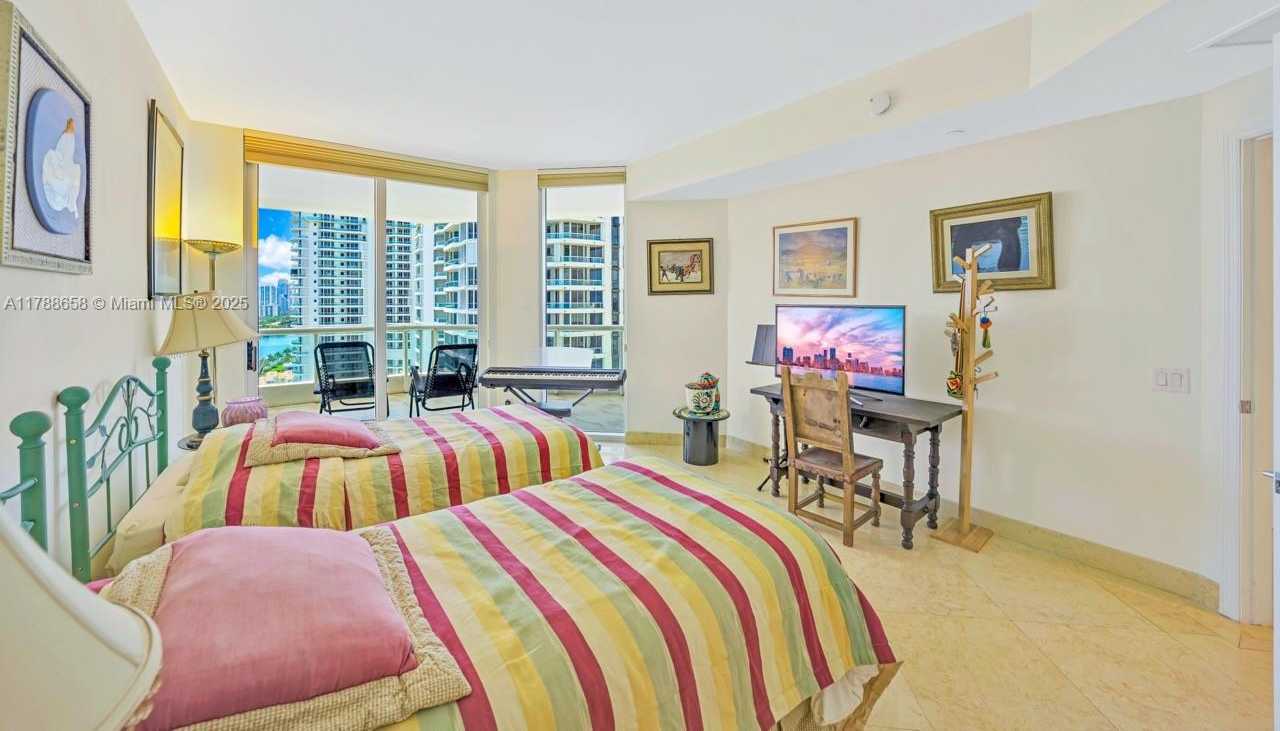 Small Image of 21200 POINT PL #1901, Aventura Number 29