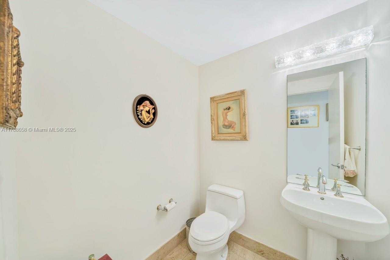 Small Image of 21200 POINT PL #1901, Aventura Number 36