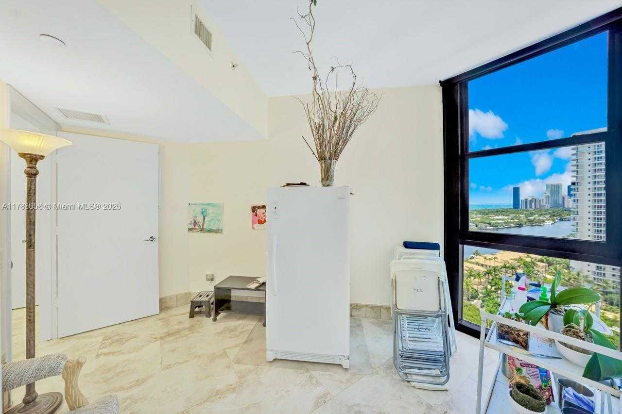 Small Image of 21200 POINT PL #1901, Aventura Number 37