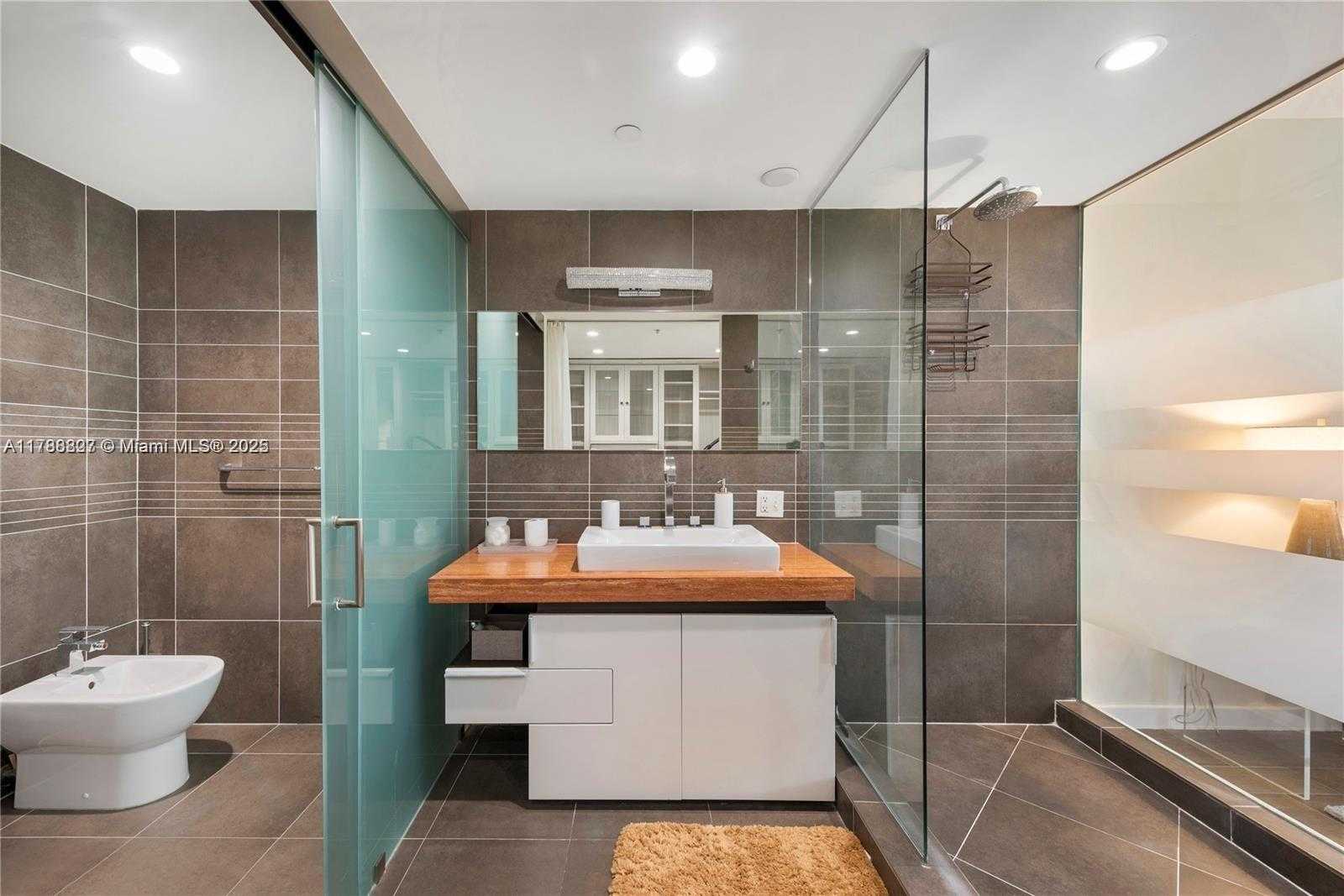 Small Image of 2155 WASHINGTON CT #309, Miami Beach Number 11