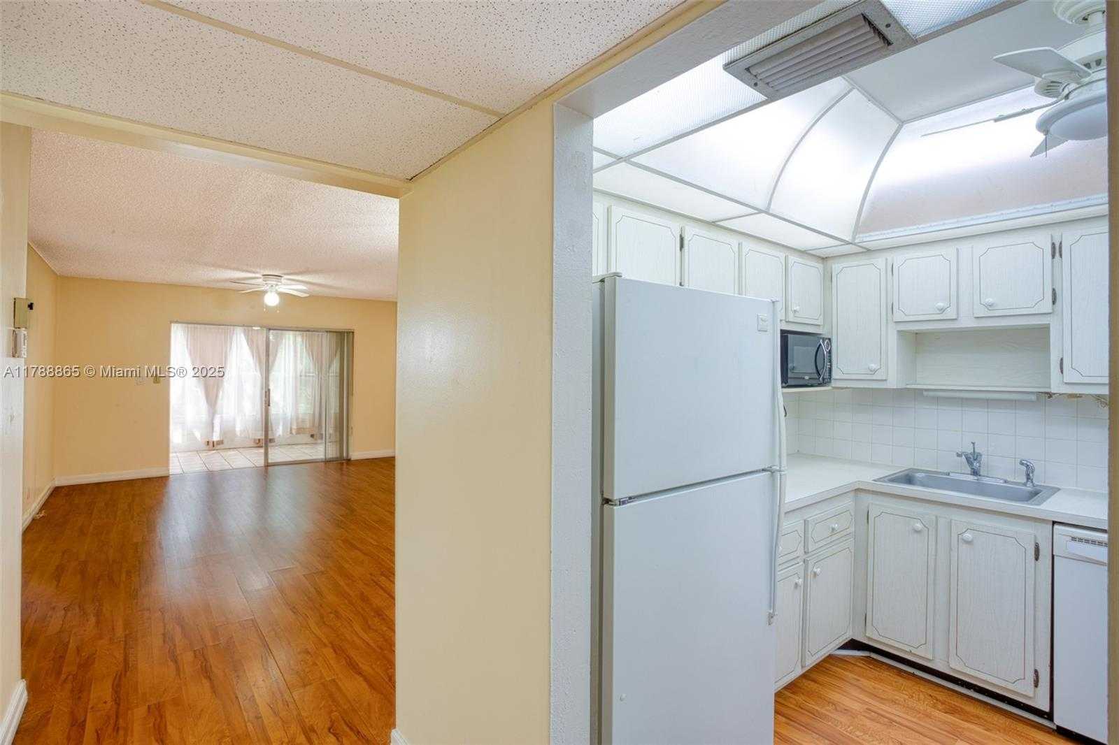 Small Image of 1005 COUNTRY CLUB DR #408, Margate Number 13