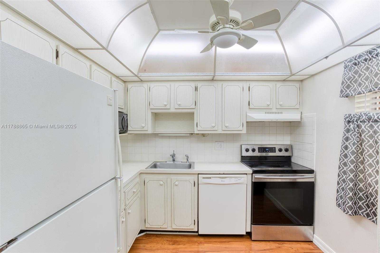 Small Image of 1005 COUNTRY CLUB DR #408, Margate Number 15