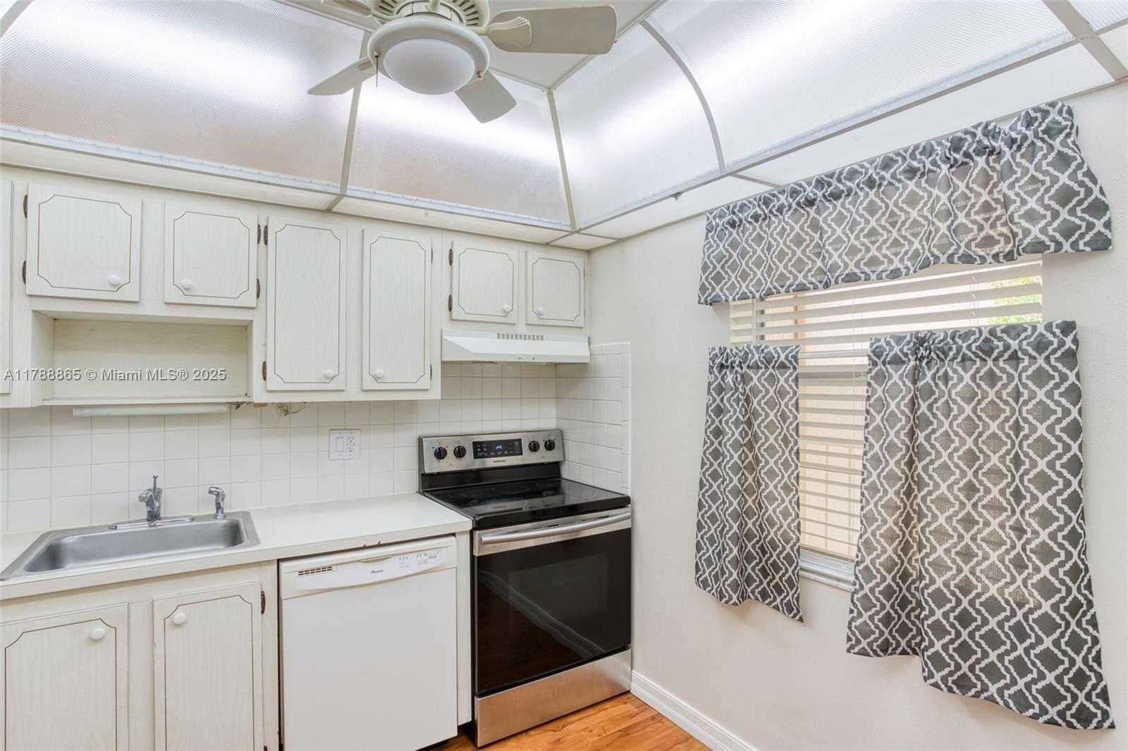 Small Image of 1005 COUNTRY CLUB DR #408, Margate Number 16