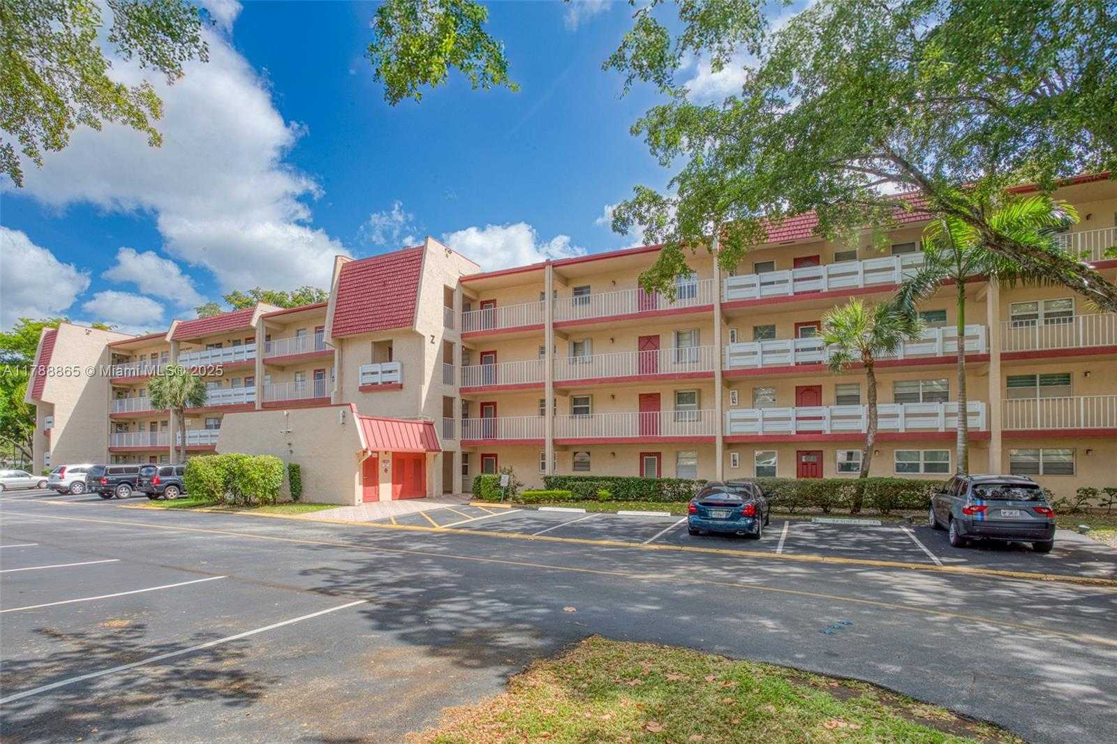 Small Image of 1005 COUNTRY CLUB DR #408, Margate Number 25