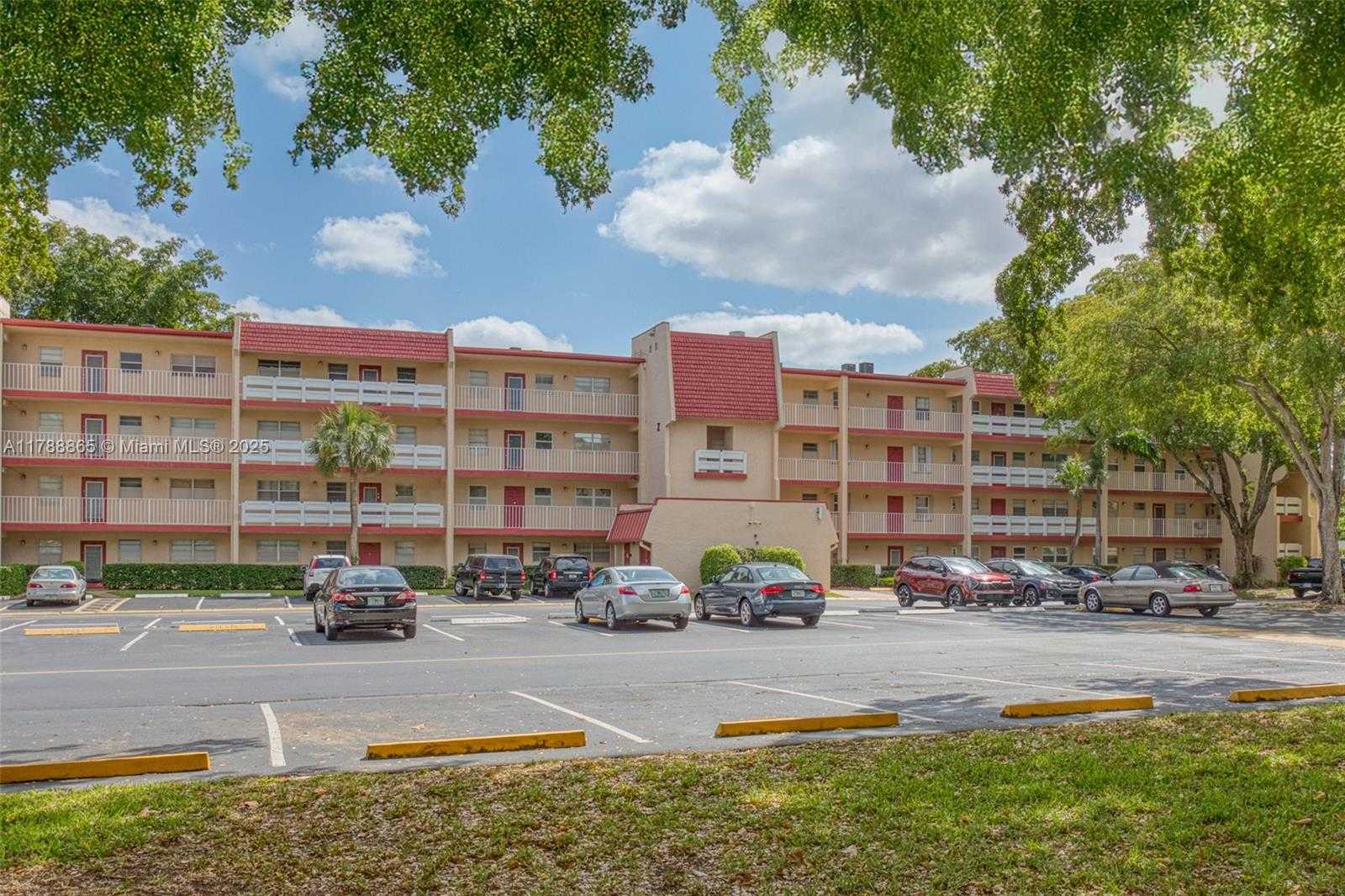 Small Image of 1005 COUNTRY CLUB DR #408, Margate Number 26