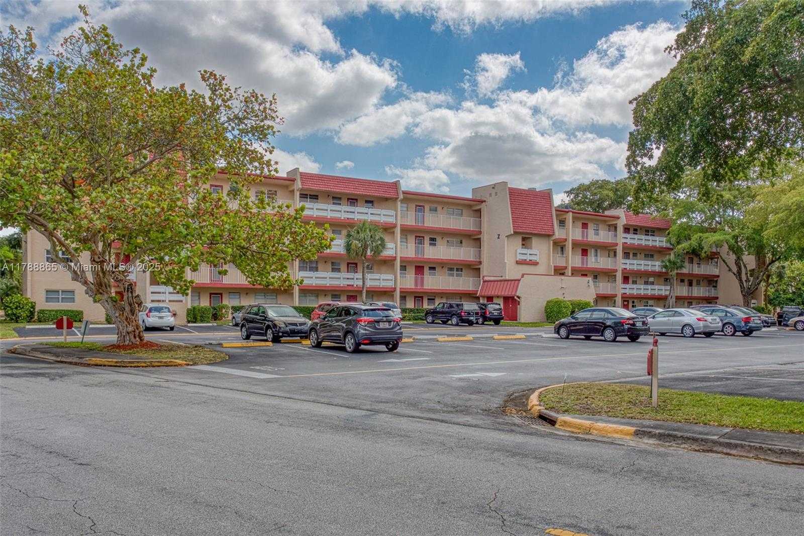 Small Image of 1005 COUNTRY CLUB DR #408, Margate Number 29