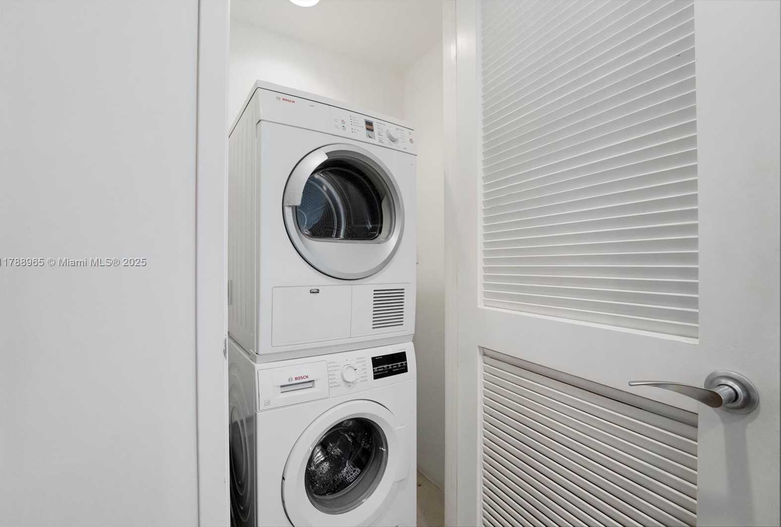 Small Image of 5875 COLLINS AVE #1006, Miami Beach Number 24