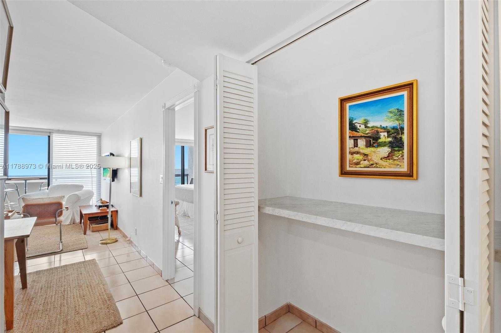 Small Image of 2555 COLLINS AVE #805, Miami Beach Number 3