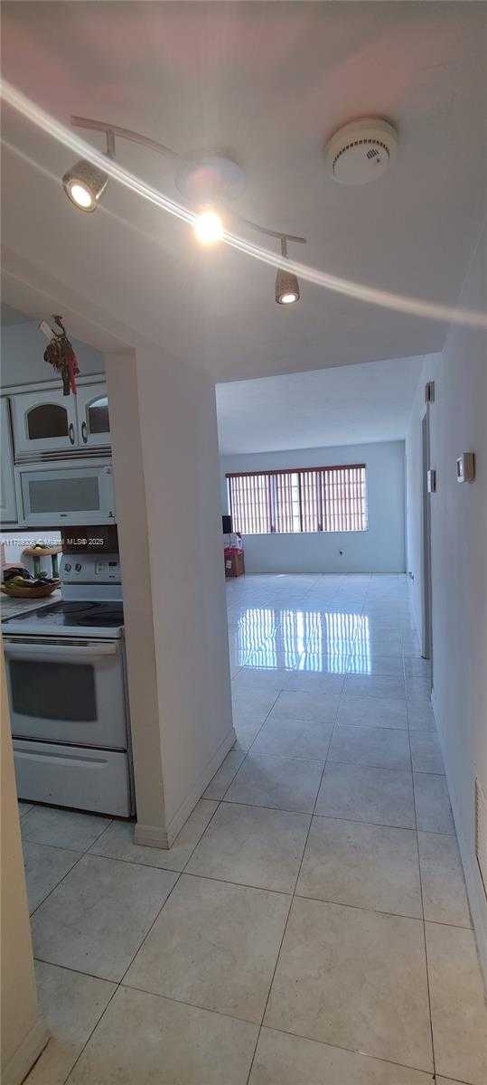 Small Image of 1540 NORTH EAST 191ST ST #122, Miami Number 5