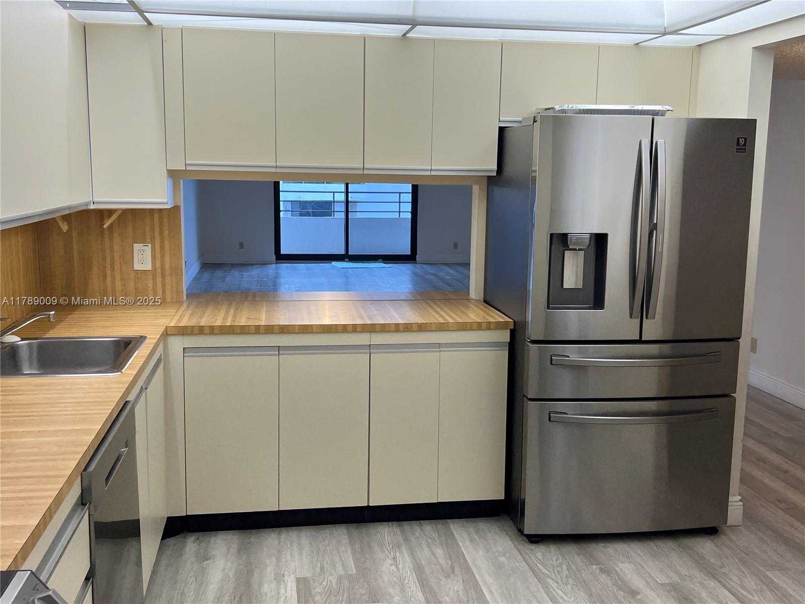 Small Image of 2500 PARKVIEW DR #1214, Hallandale Beach Number 5