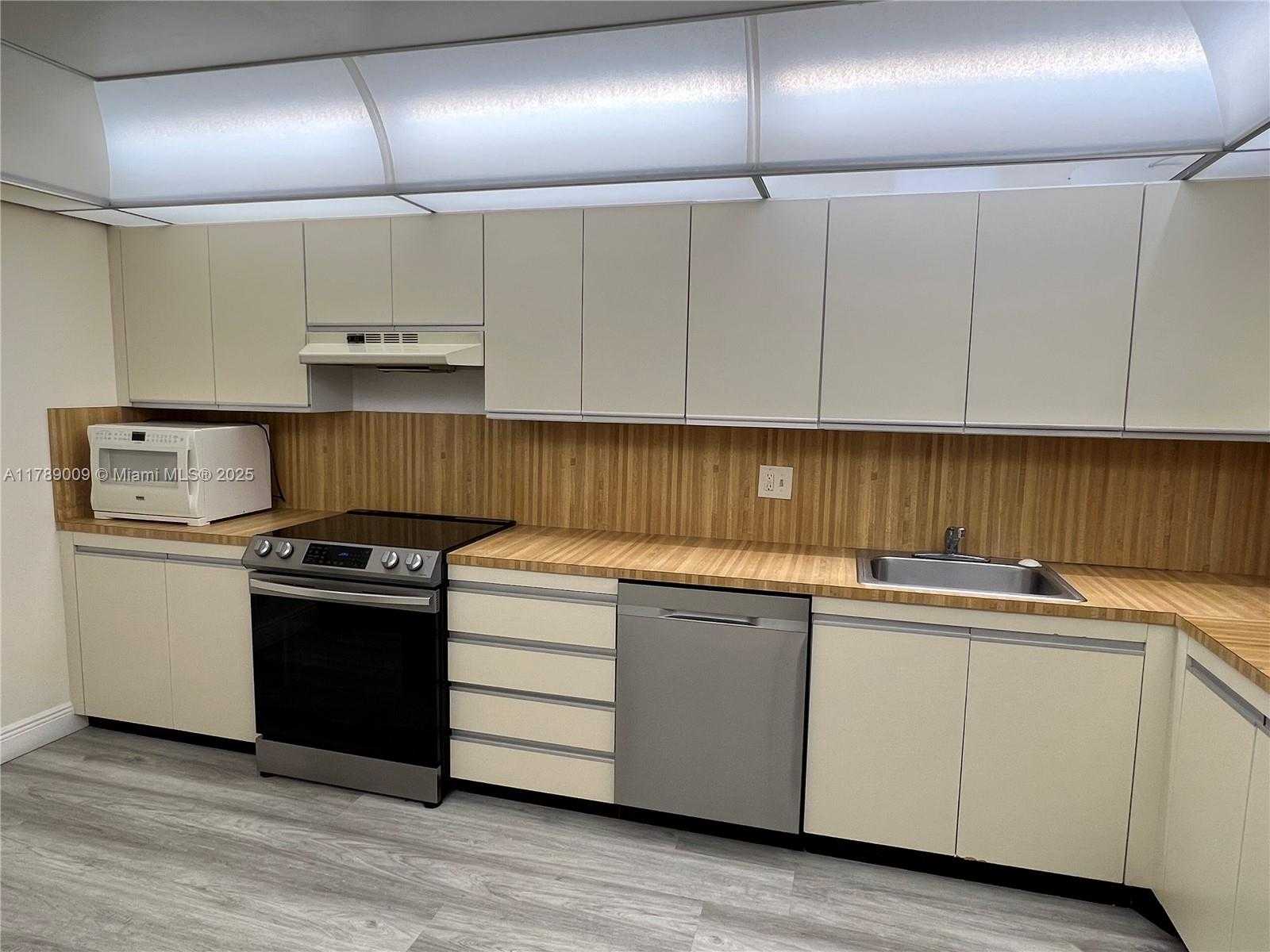 Small Image of 2500 PARKVIEW DR #1214, Hallandale Beach Number 6