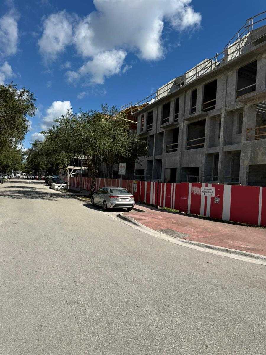 Small Image of 1425 BAY RD, Miami Beach Number 3