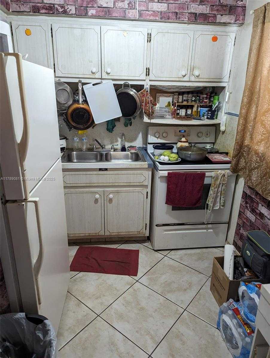 Small Image of 6510 WINFIELD BLVD #103, Margate Number 14