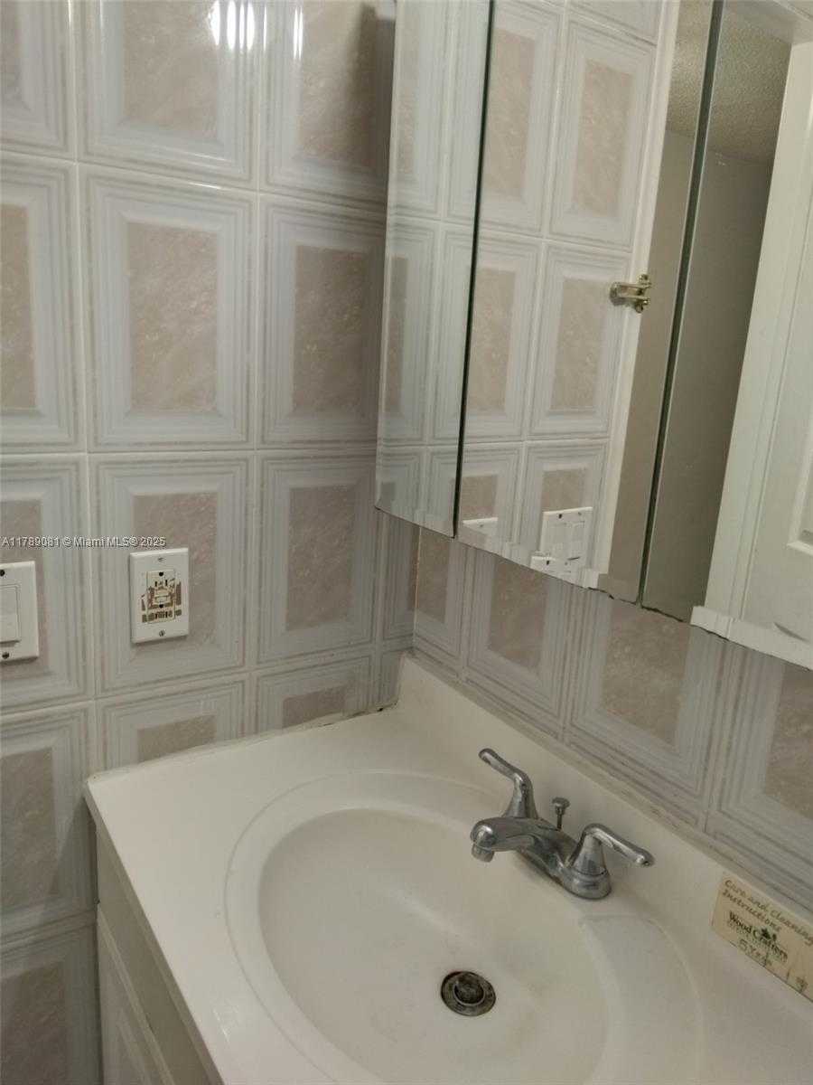 Small Image of 6510 WINFIELD BLVD #103, Margate Number 8