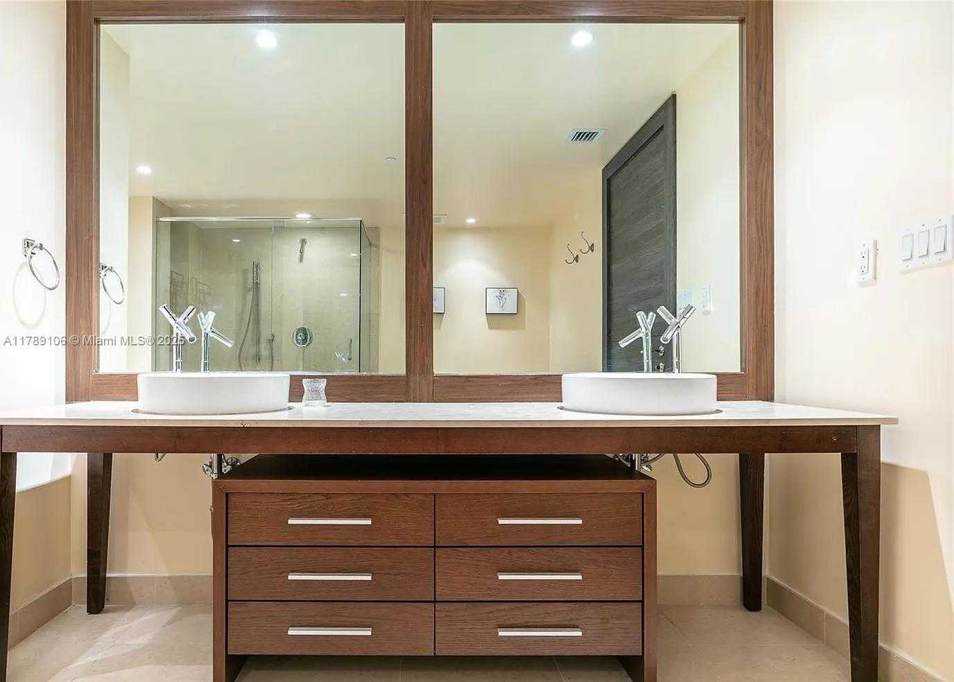 Small Image of 495 BRICKELL AVE #703, Miami Number 12