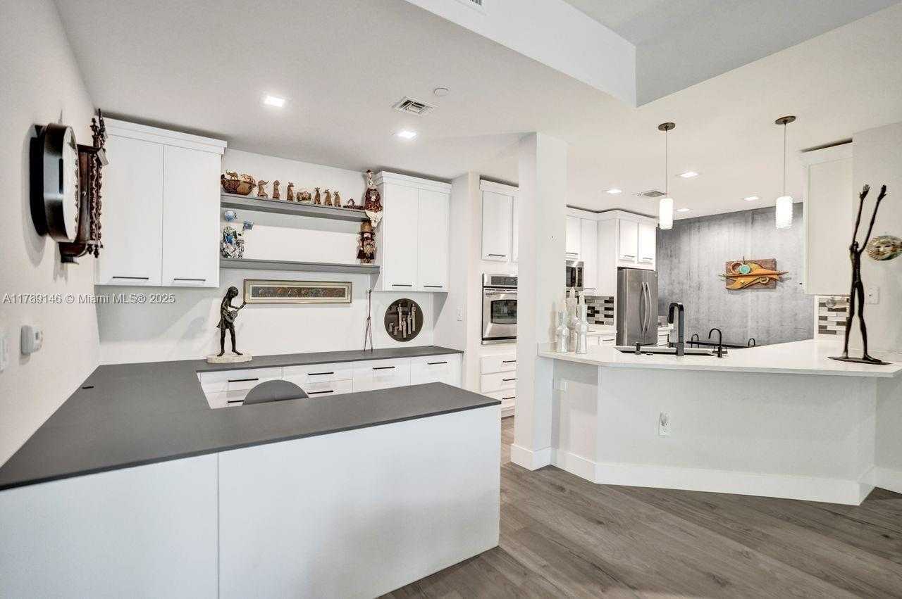 Small Image of 16101 EMERALD ESTATES DR #342, Weston Number 3