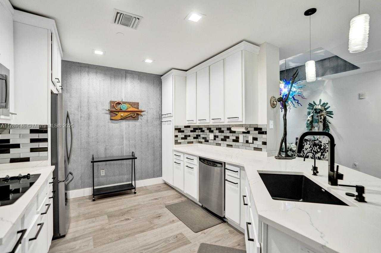 Small Image of 16101 EMERALD ESTATES DR #342, Weston Number 4