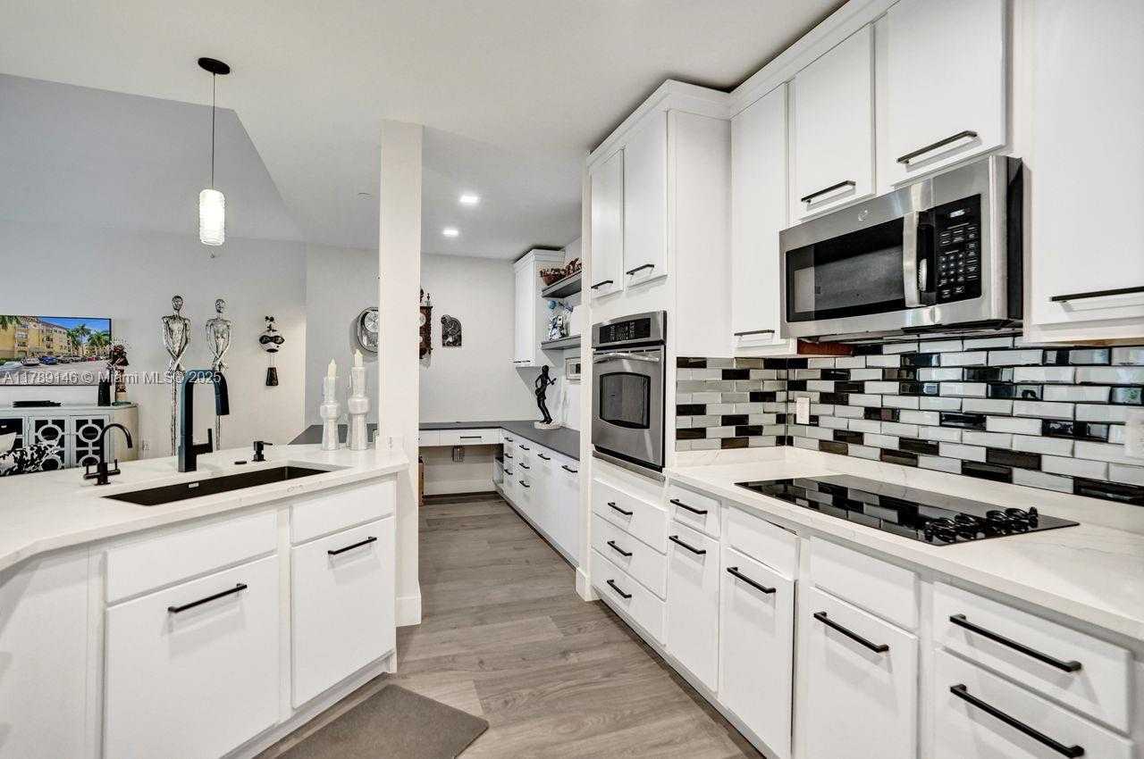 Small Image of 16101 EMERALD ESTATES DR #342, Weston Number 5