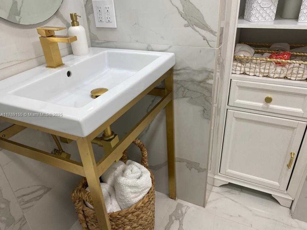 Small Image of 1450 BRICKELL BAY DR #1709, Miami Number 23