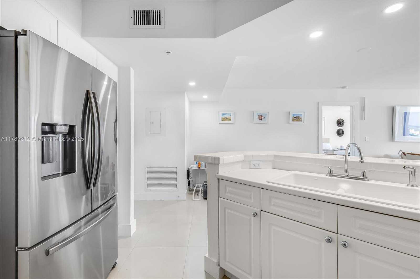 Small Image of 1800 SUNSET HARBOUR DR #2203, Miami Beach Number 17