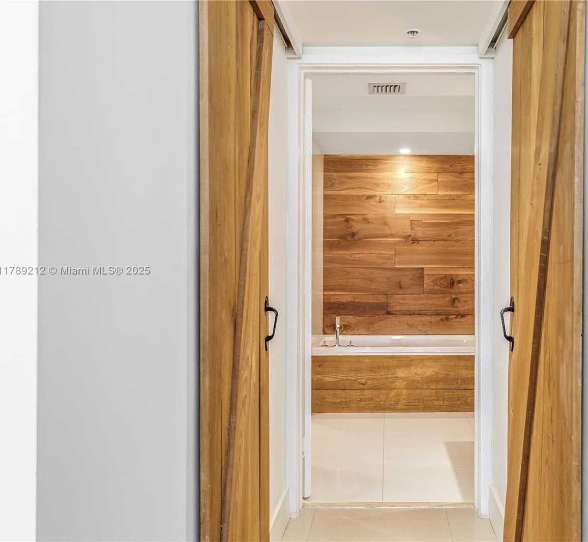 Small Image of 1800 SUNSET HARBOUR DR #2203, Miami Beach Number 19