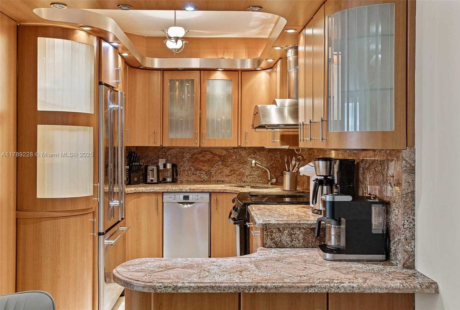 Small Image of 5225 COLLINS AVE #1117, Miami Beach Number 4