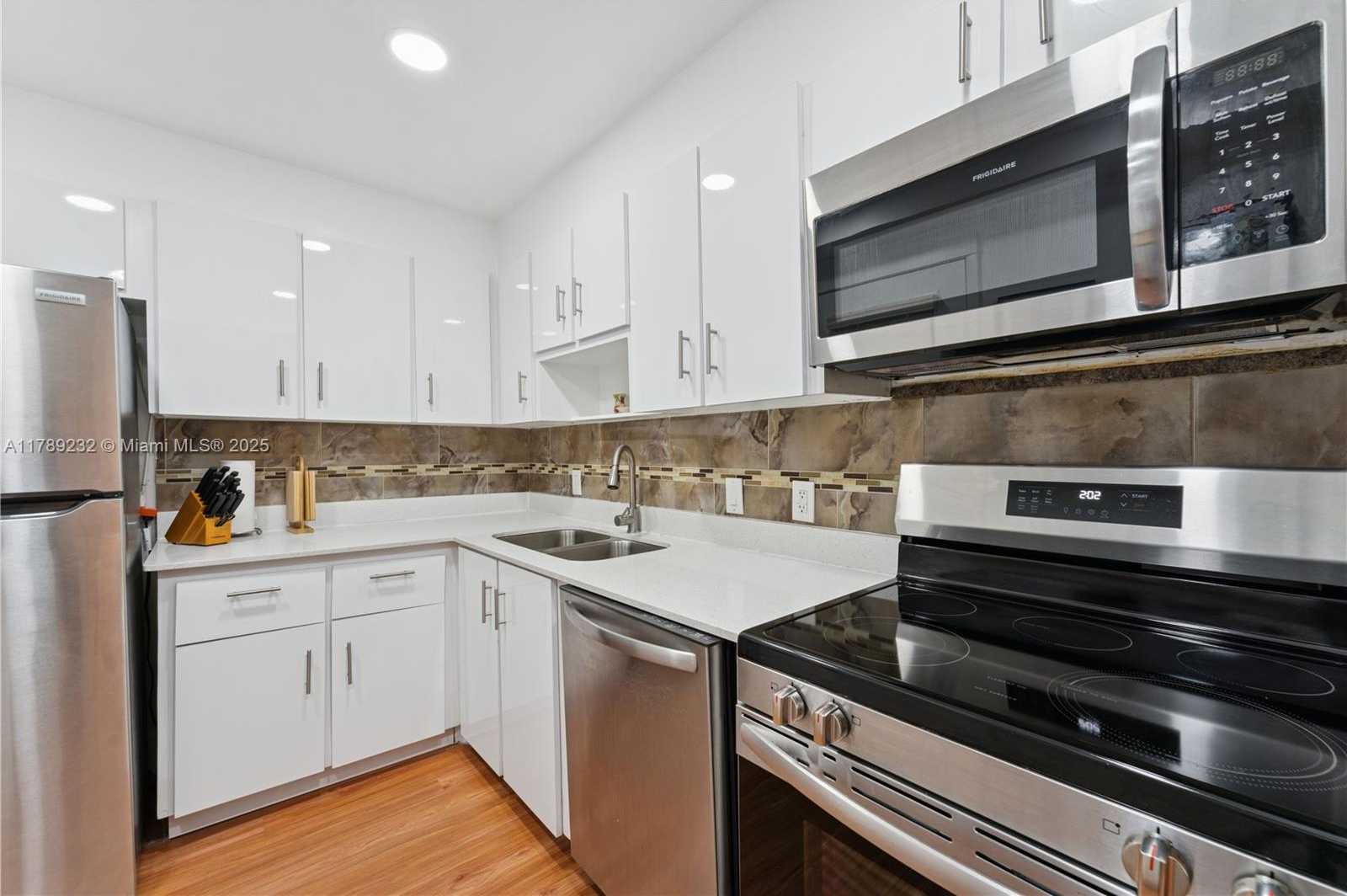 Small Image of 3101 NORTH COUNTRY CLUB DR #102, Aventura Number 8