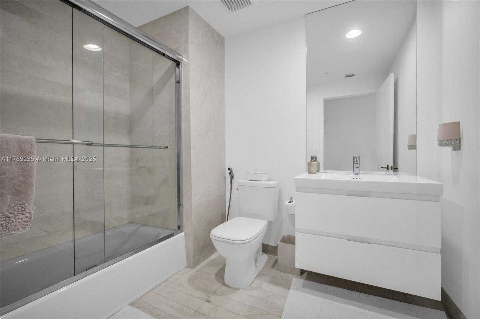 Small Image of 17111 BISCAYNE BLVD #1406, North Miami Beach Number 21