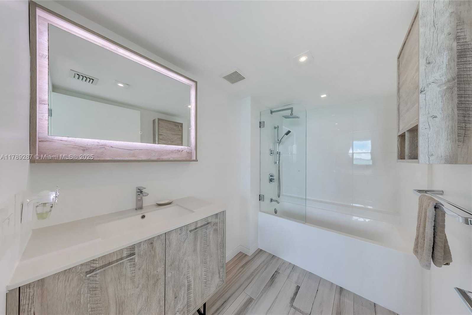 Small Image of 1155 BRICKELL BAY DR #1210, Miami Number 8