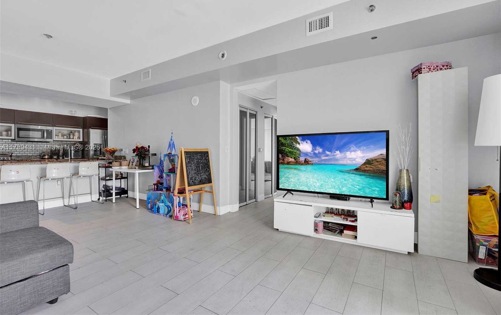Small Image of 951 BRICKELL AVE #3801, Miami Number 4