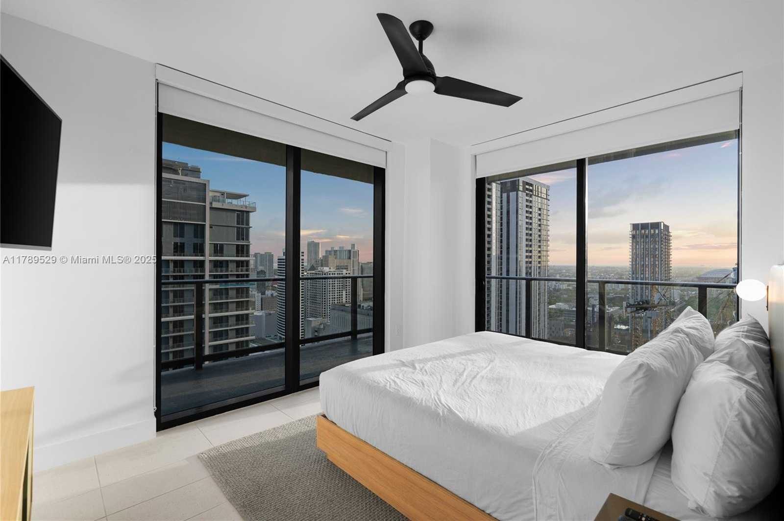 Small Image of 159 NE 6th St, Miami, FL 33132, USA Number 4