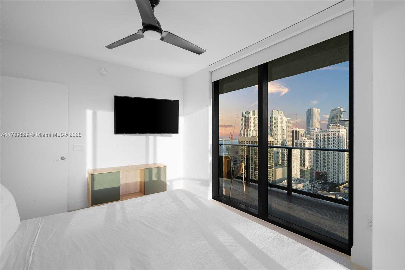 Small Image of 159 NE 6th St, Miami, FL 33132, USA Number 5