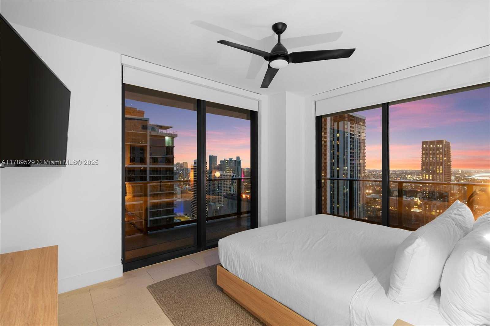 Small Image of 159 NE 6th St, Miami, FL 33132, USA Number 7
