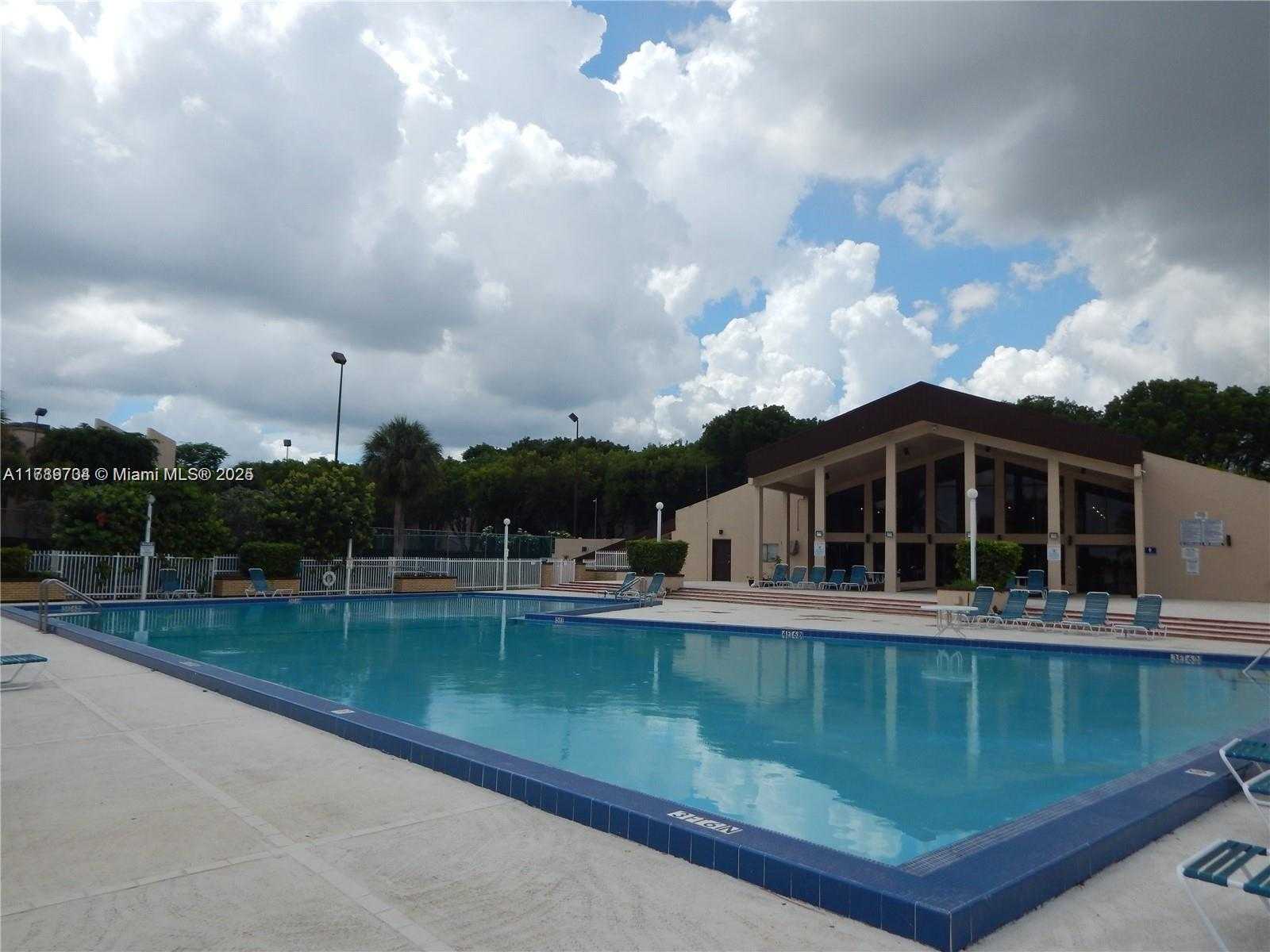 Small Image of 14601 NORTH KENDALL DR #304K, Miami Number 3