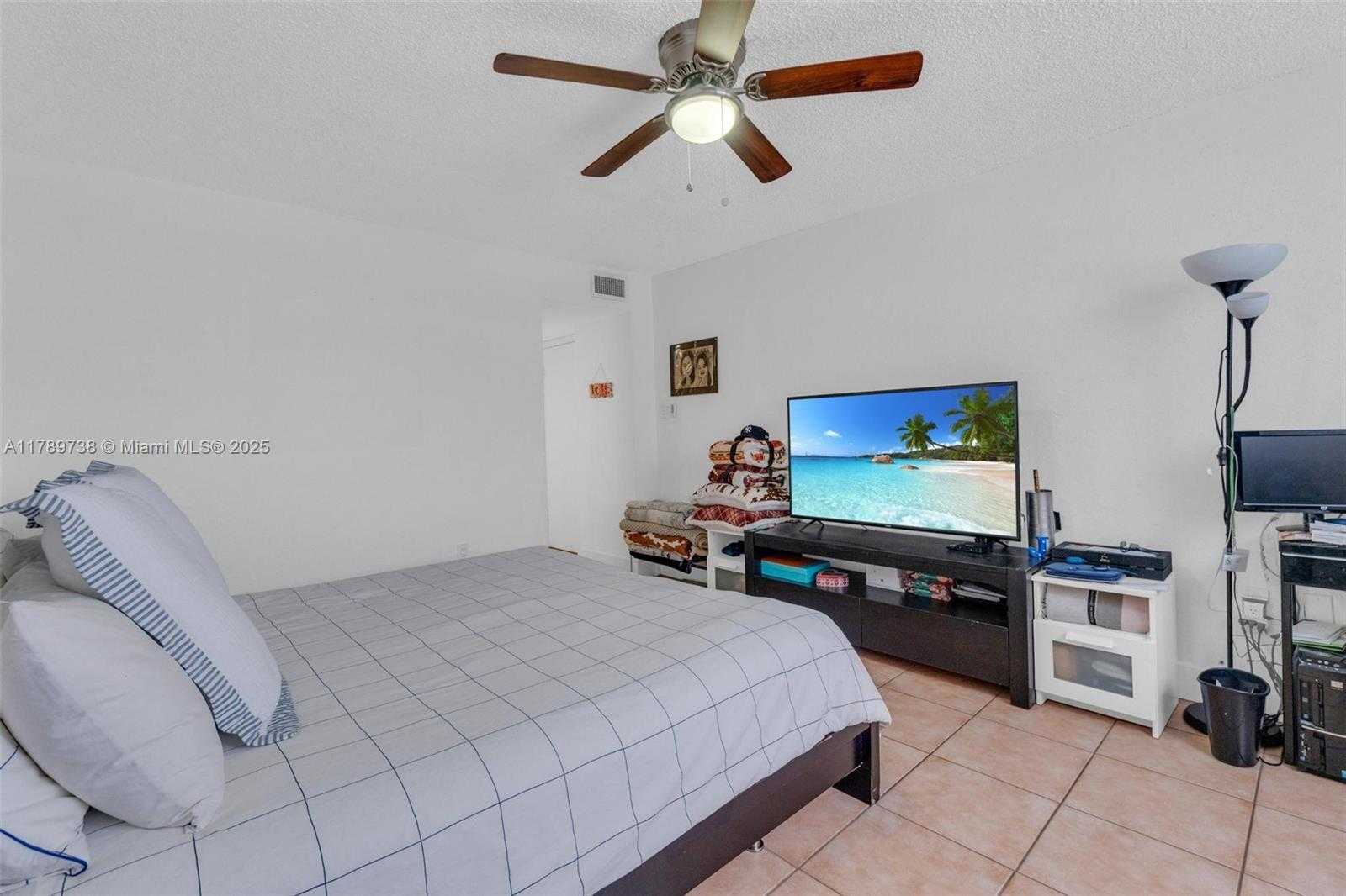 Small Image of 18011 BISCAYNE BLVD #302, Aventura Number 13