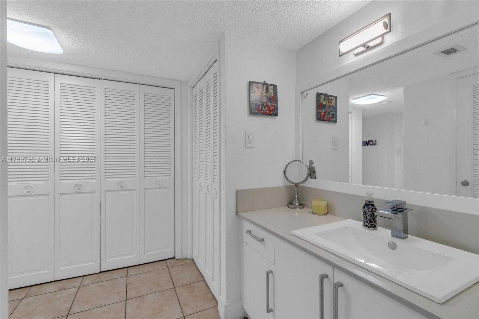 Small Image of 18011 BISCAYNE BLVD #302, Aventura Number 17