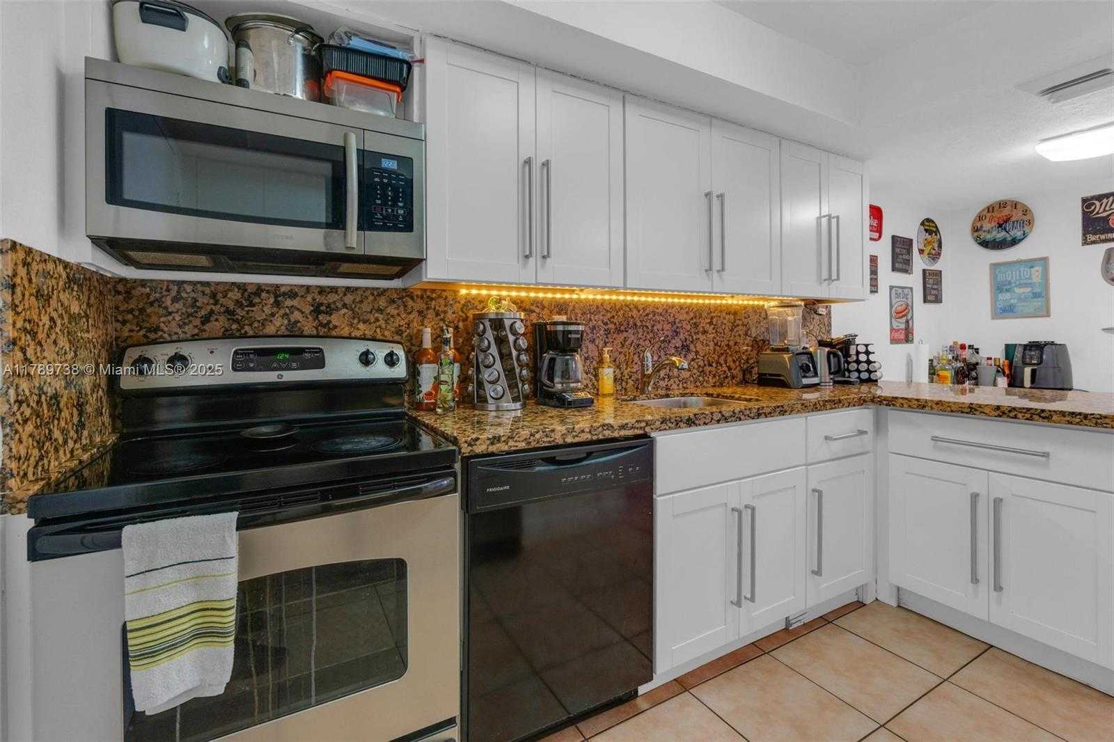 Small Image of 18011 BISCAYNE BLVD #302, Aventura Number 6