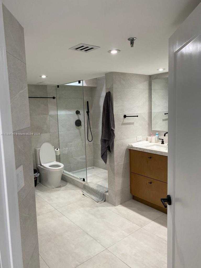 Small Image of 520 BRICKELL KEY DR #A713, Miami Number 8