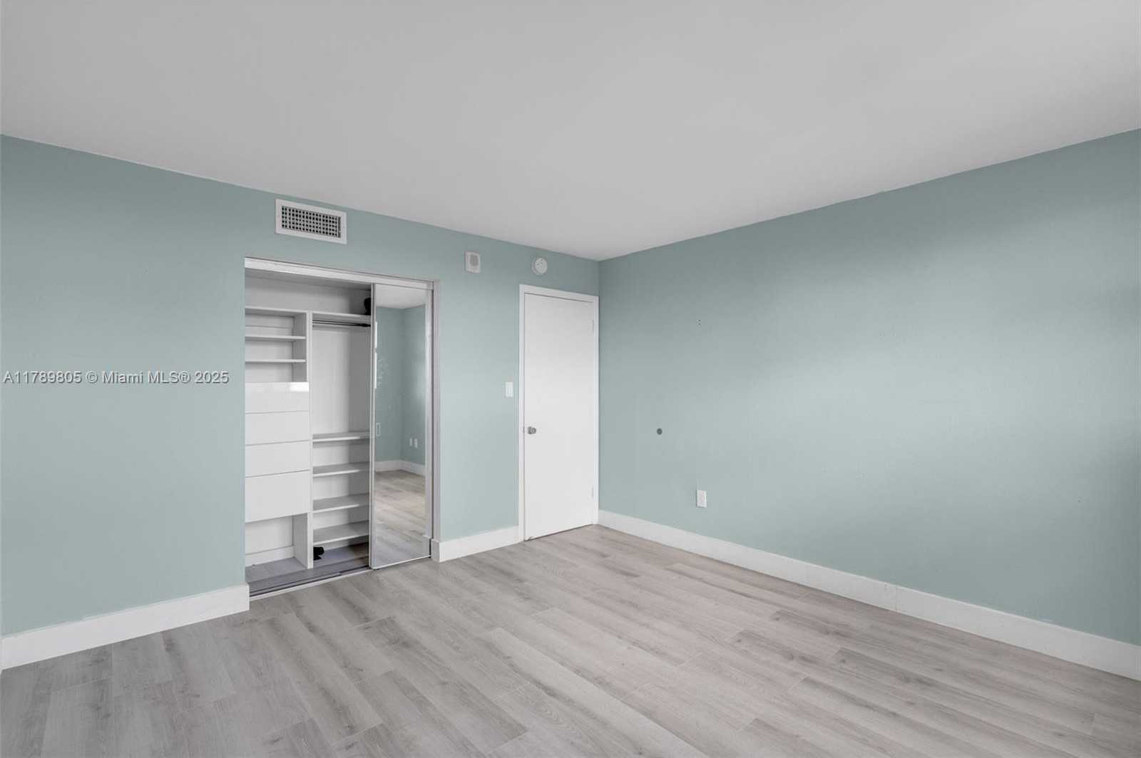 Small Image of 6900 BAY DR #11F, Miami Beach Number 15
