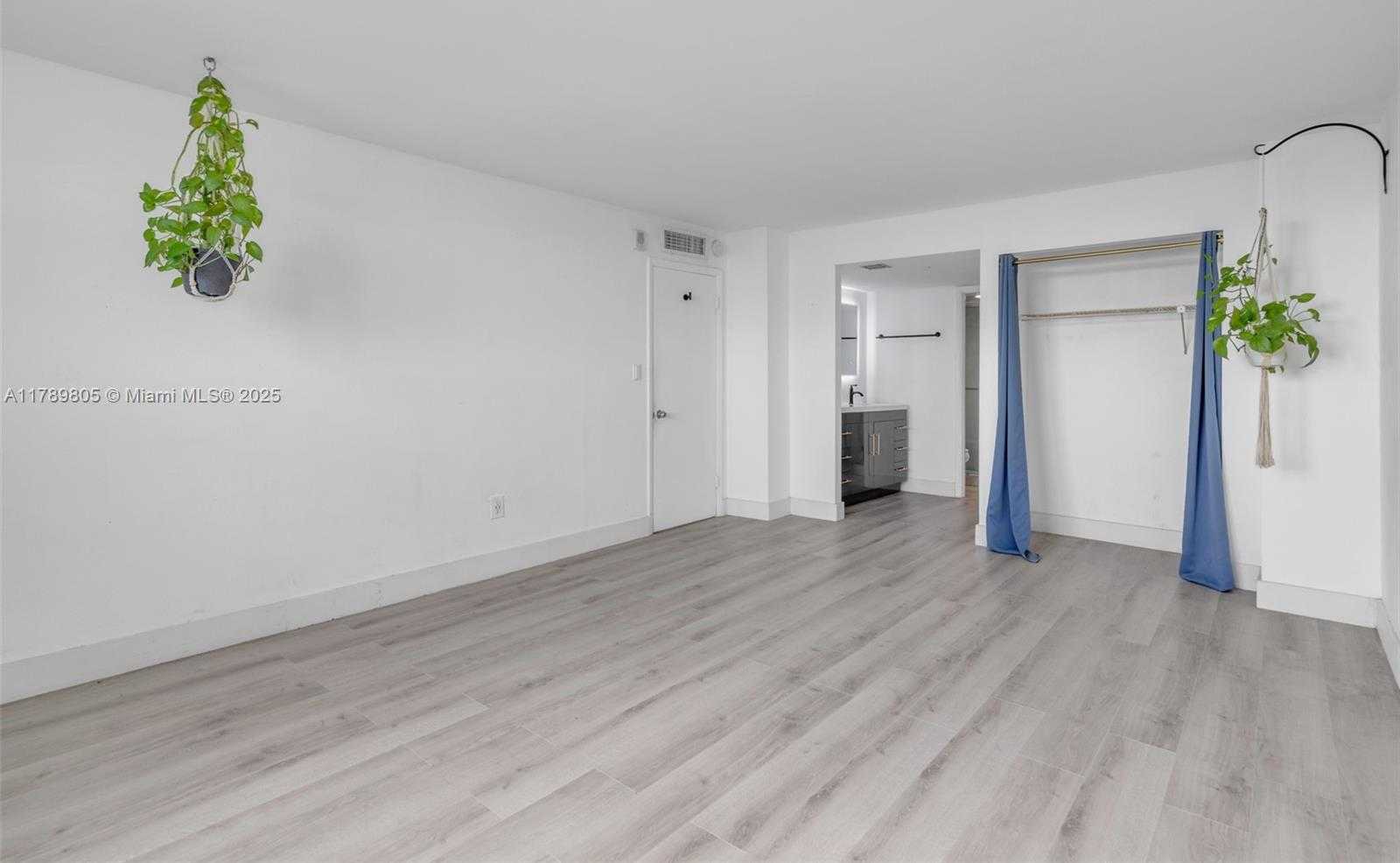 Small Image of 6900 BAY DR #11F, Miami Beach Number 16