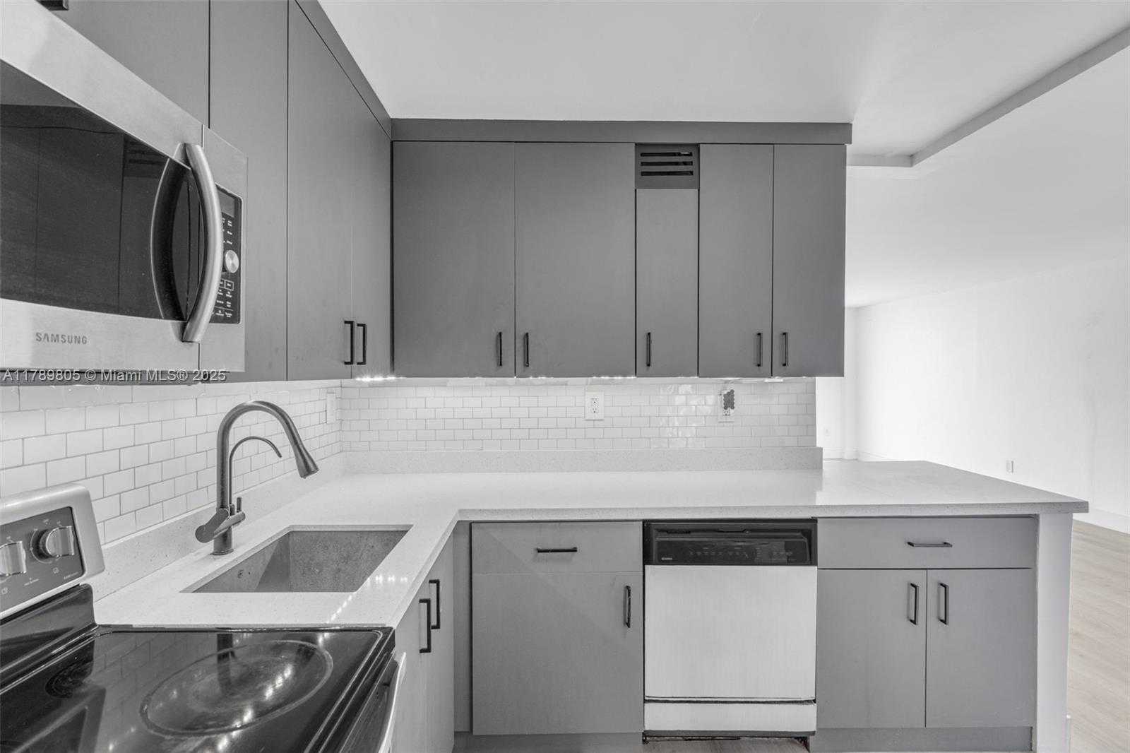 Small Image of 6900 BAY DR #11F, Miami Beach Number 2