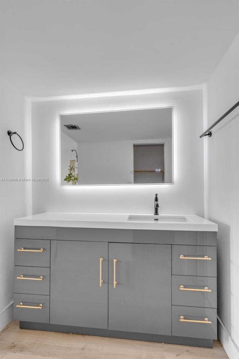 Small Image of 6900 BAY DR #11F, Miami Beach Number 22