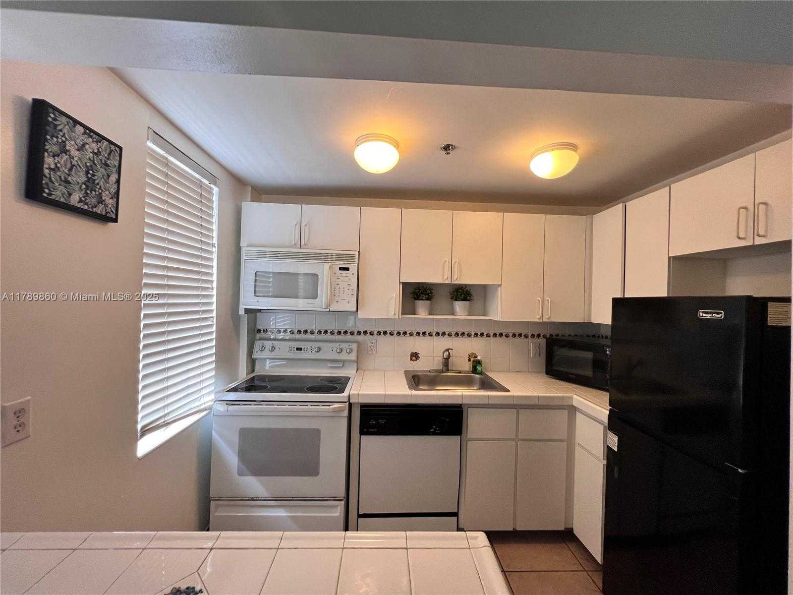 Small Image of 918 OCEAN DR #302, Miami Beach Number 6